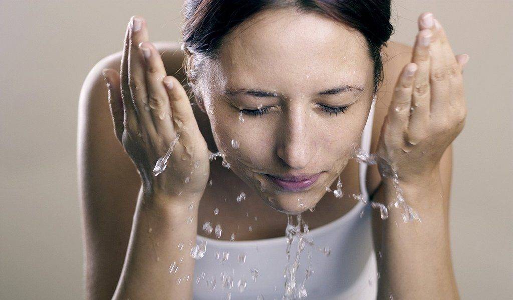 Умывание холодной водой: можно ли это делать, полезно или вредно, что будет, если использовать для лица каждый день и отзывы потребителей | house-fitness.ru