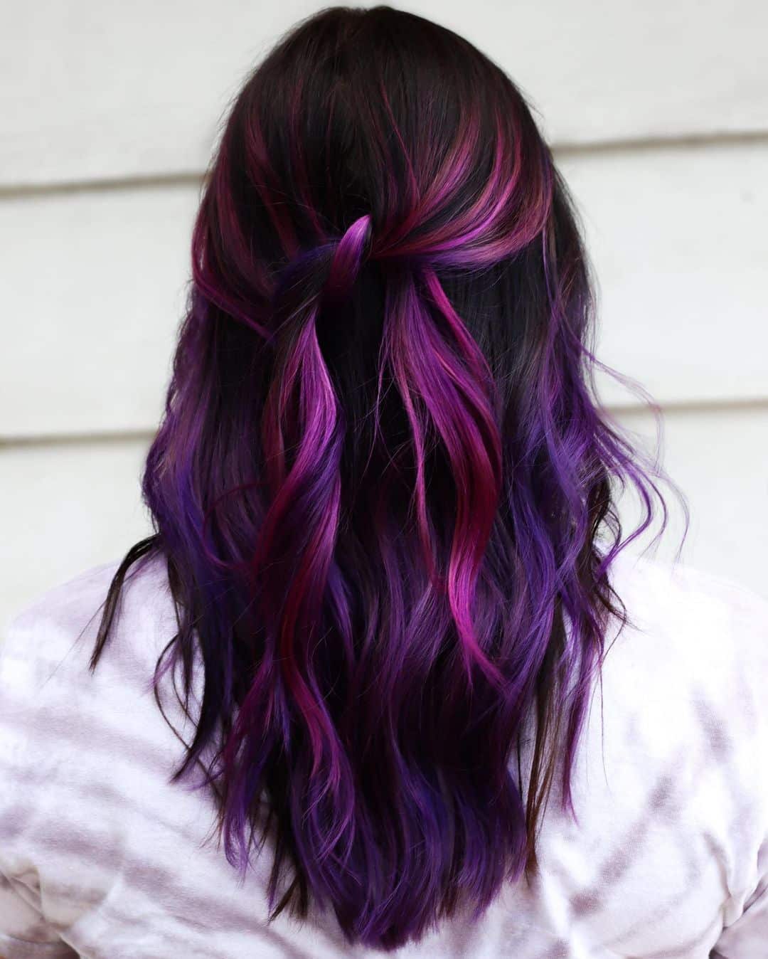 Темно фиолетовый цвет волос – фото трендового оттенка!