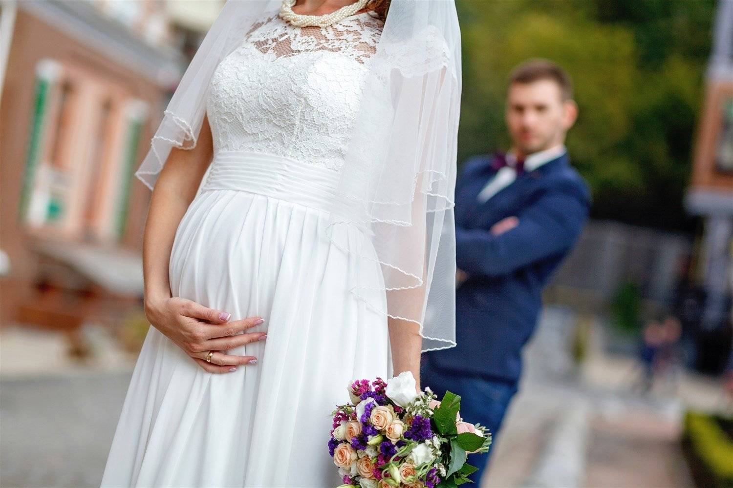 Беременные невесты в свадебных платьях на 7 месяце