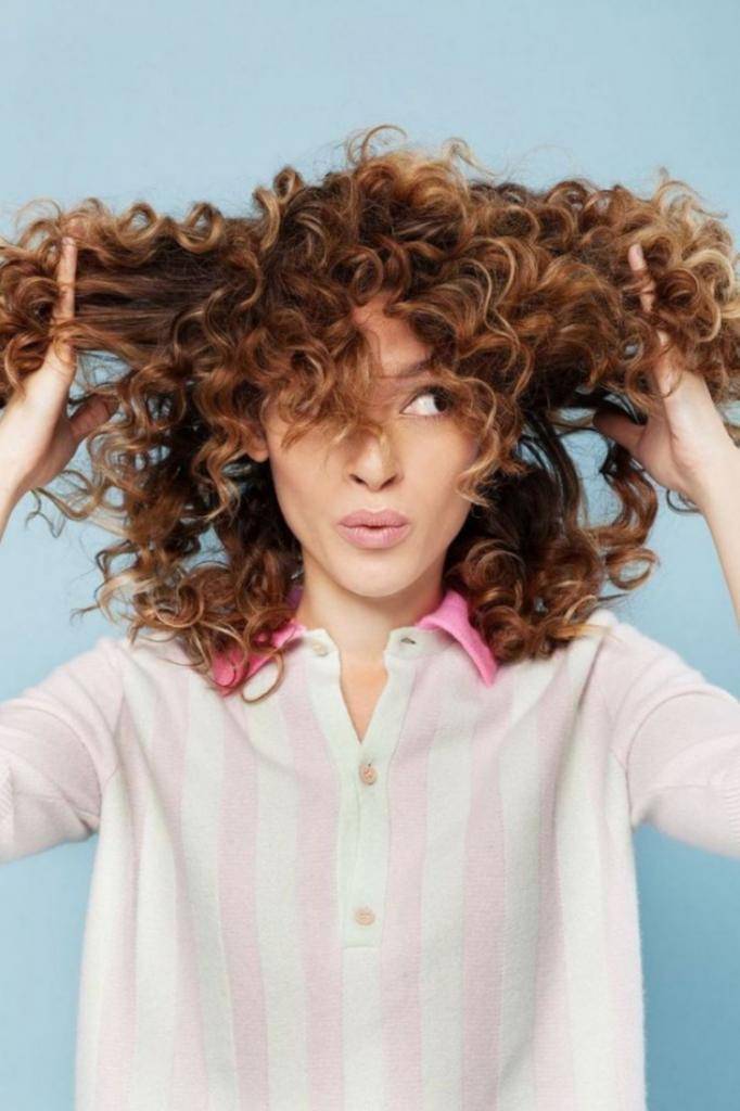 Уход за сухими вьющимися волосами: как ухаживать за кудрявыми прядями?