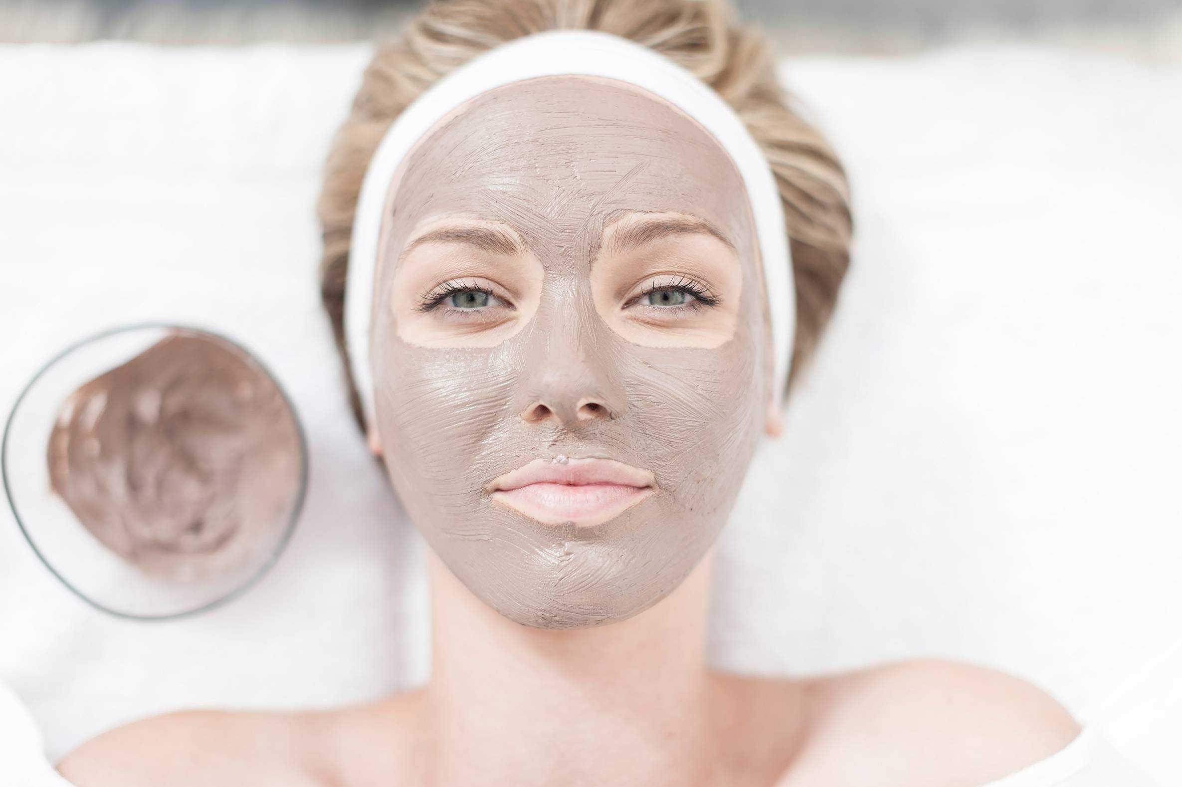 Правильный вечерний уход за кожей лица: полезные советы и рекомендации