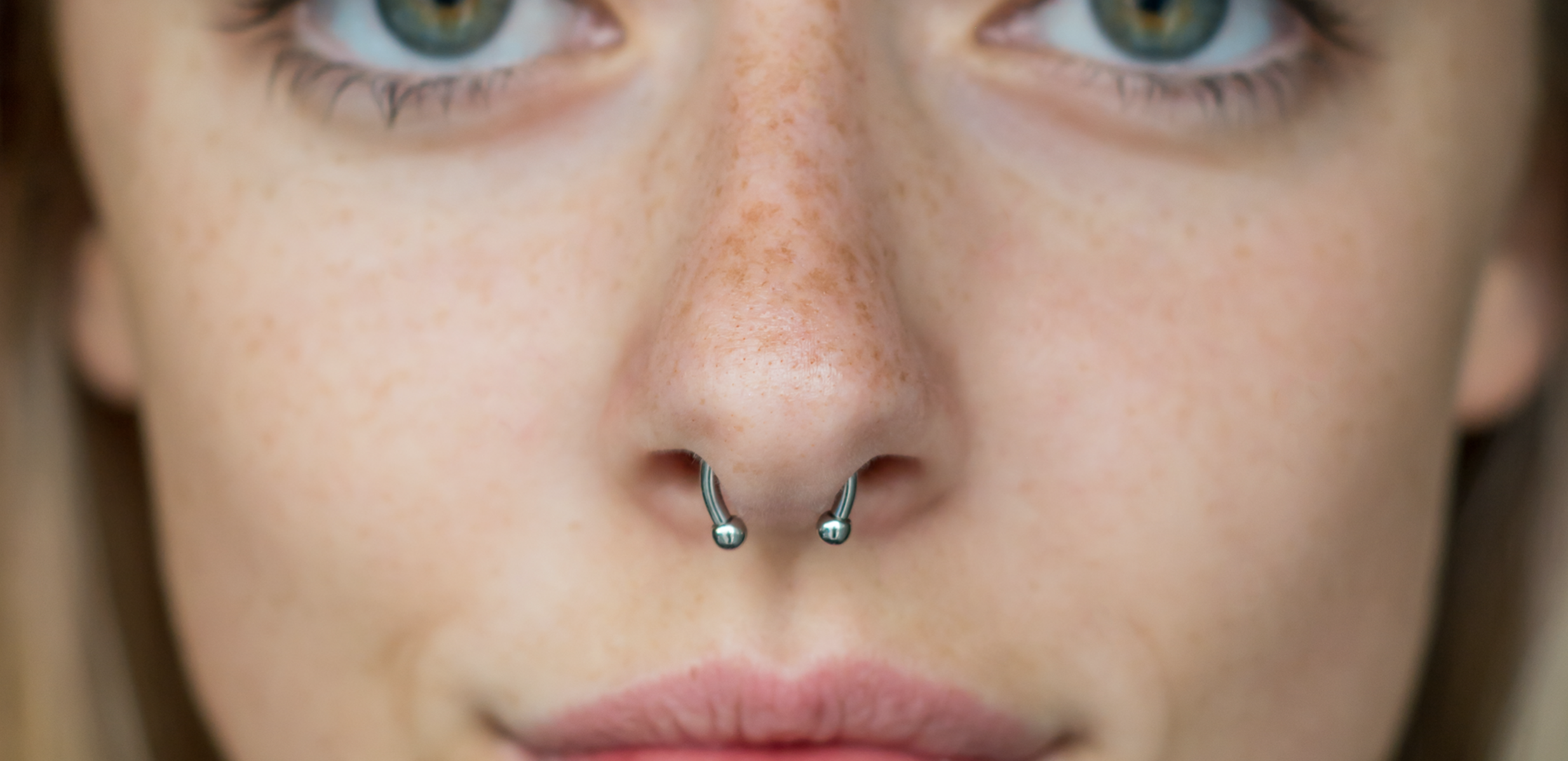 Имитация пирсинга носа без прокола имеет три вида украшений