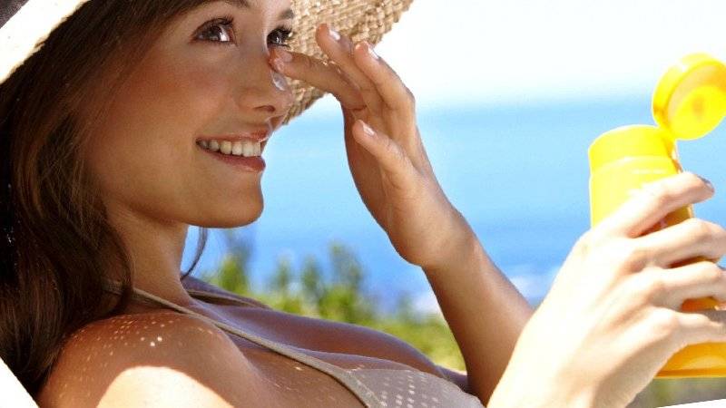 Как наносить солнцезащитный крем правильно на лицо, под макияж, сколько мл, что раньше - тональный или крем