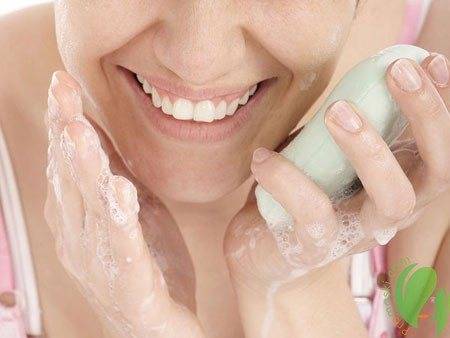 Об умывании хозяйственным мылом: можно ли им умывать лицо и кому полезно
