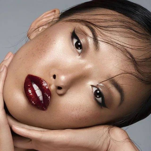 Сияющая кожа лица: как этого добиться с помощью макияжа – рассказывает визажист кристина новикова | world fashion channel