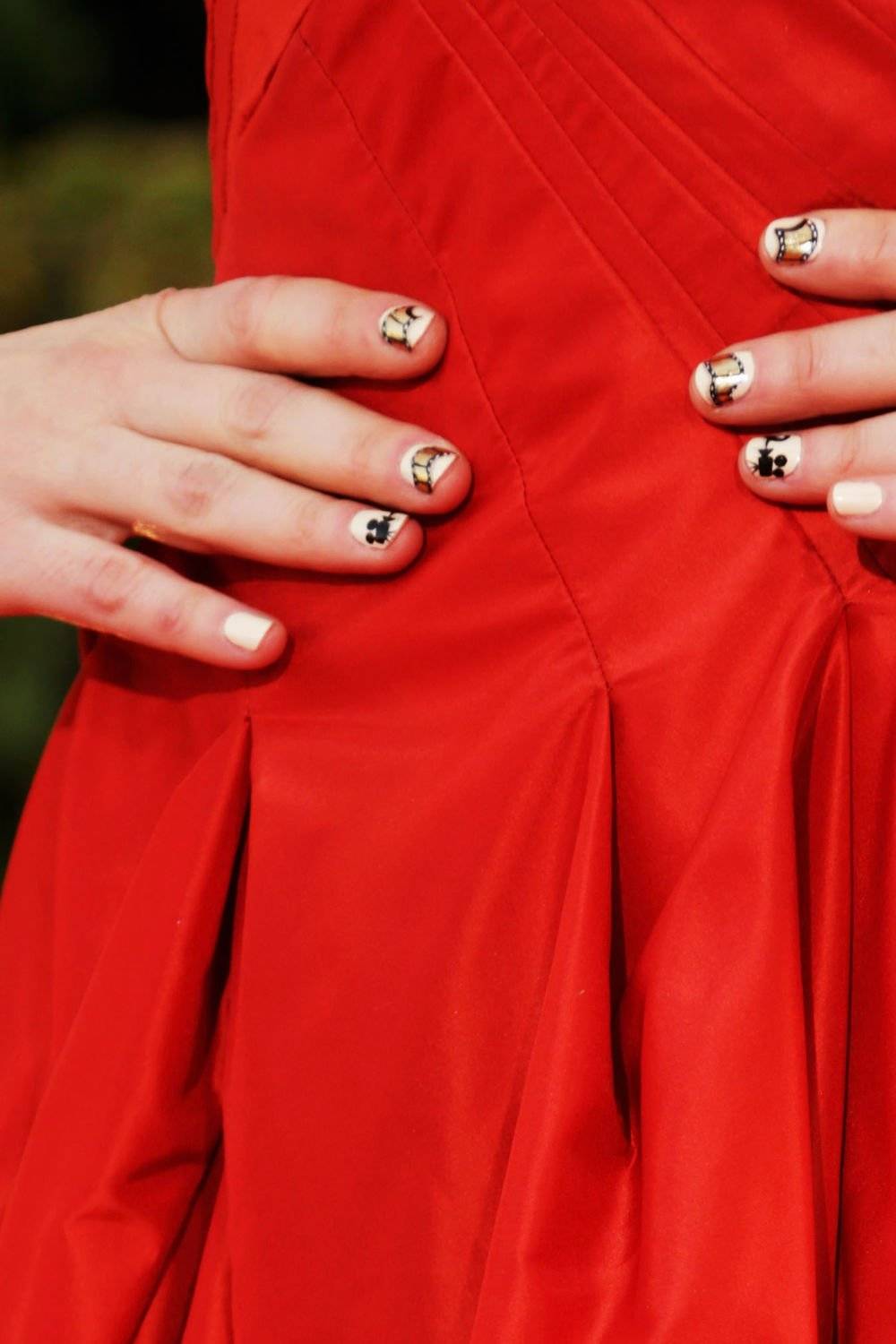 Маникюр под красное платье для русых, брюнеток, блондинок на короткие и длинные ногти: идеи. дизайн ногтей под красно-черное платье