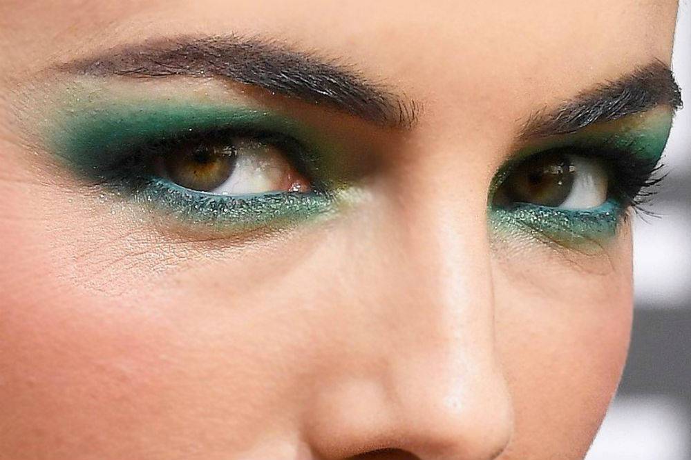 Макияж под зеленое платье: для карих, голубых и зеленых глаз