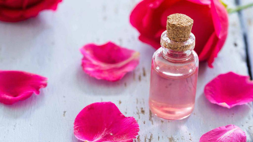 Розовое масло для лица: свойства, применение, рецепты