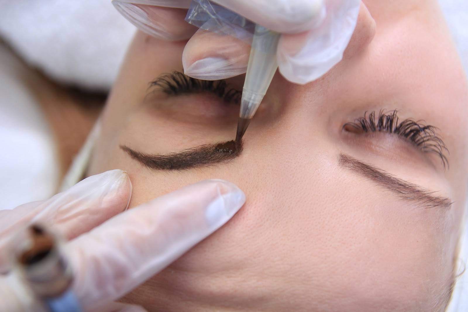 Как делается перманентный макияж бровей: описание процедуры, основные виды, противопоказания