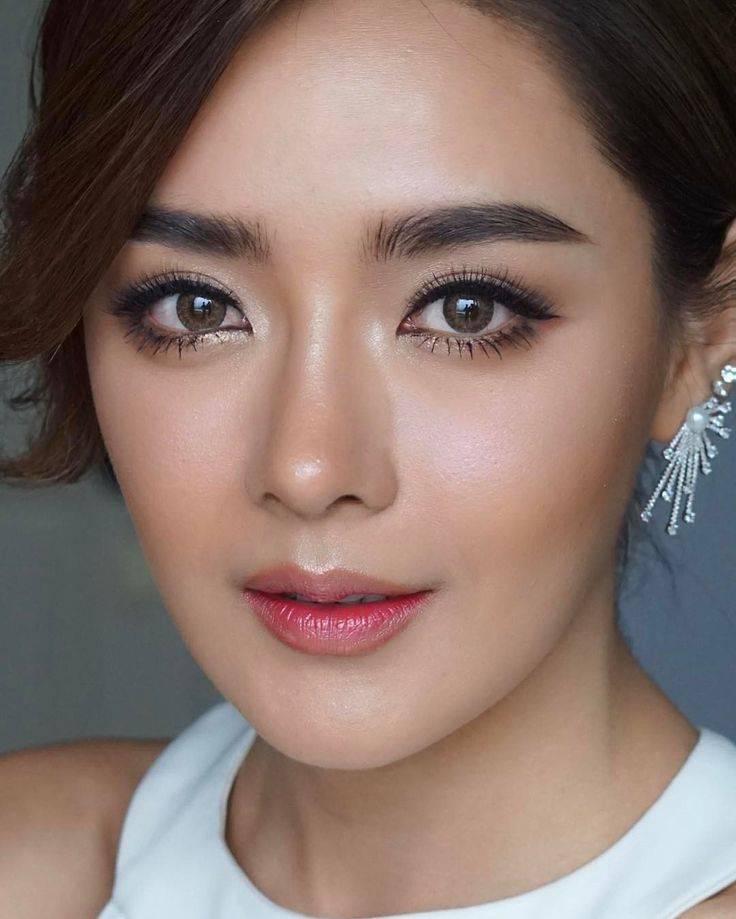 Легкий способ сделать азиатский макияж глаз и оформить лицо для гармоничного образа