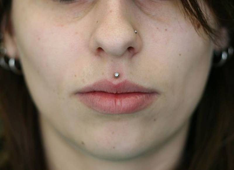 Пирсинг перегородки носа (септума): как ухаживать за серьгой, что делать при заражении?