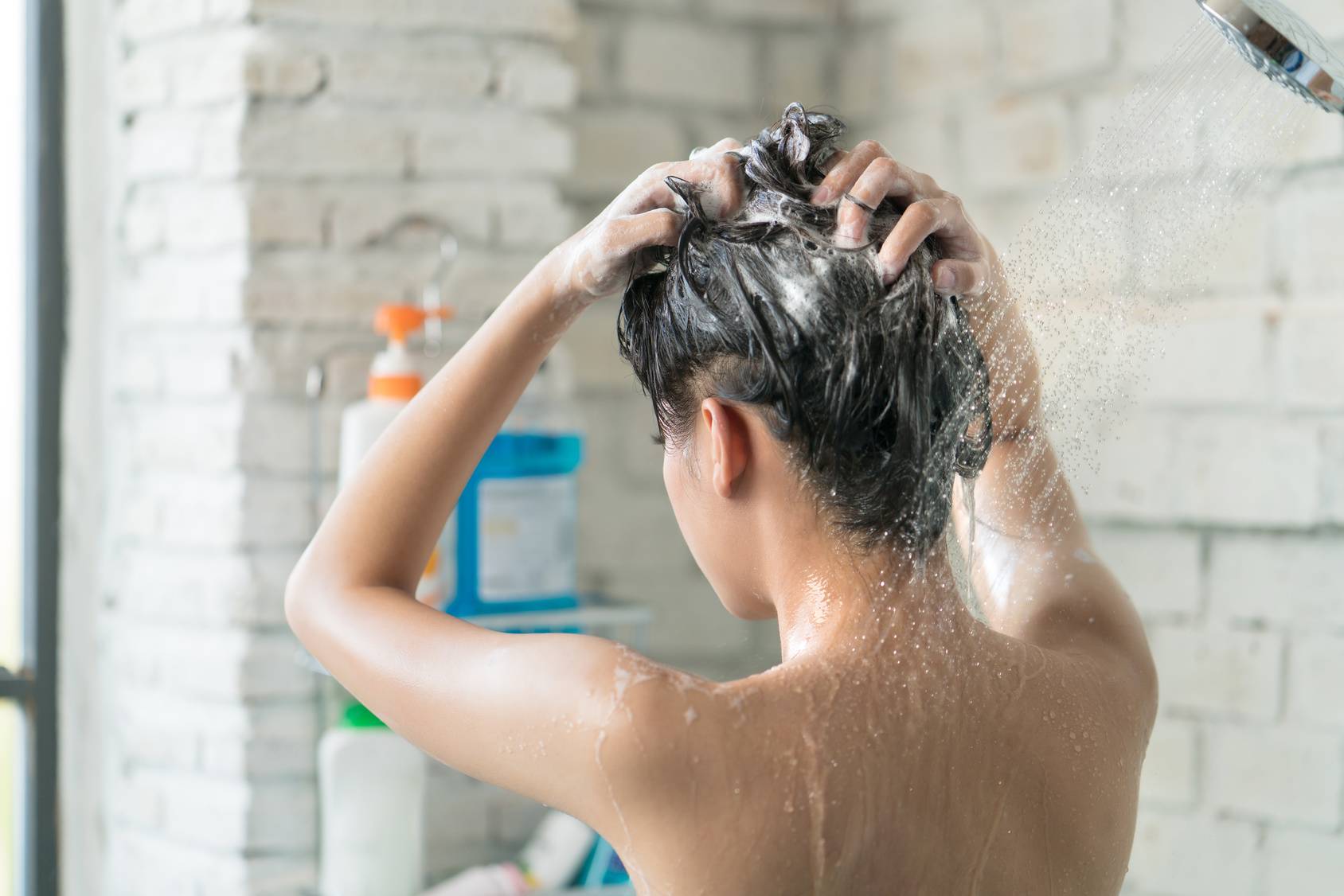 Как часто нужно мыть волосы женщинам и мужчинам?