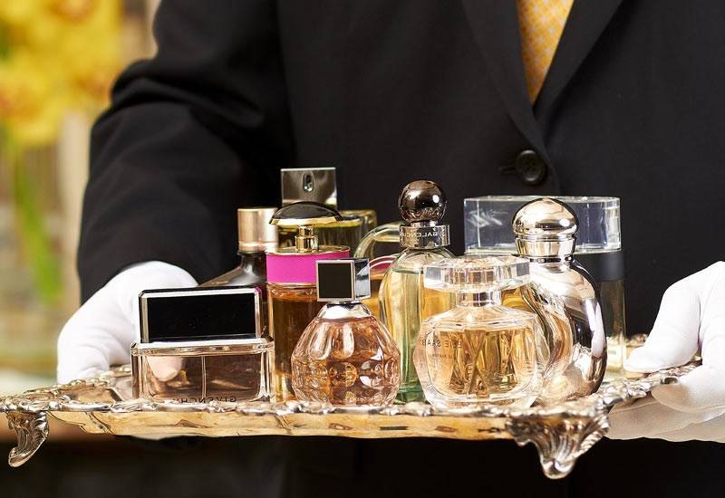 Свежие легкие ароматы парфюма для женщин и девушек - список новых, бодрящих и самых популярных женских духов в нашем рейтинге - aromacode