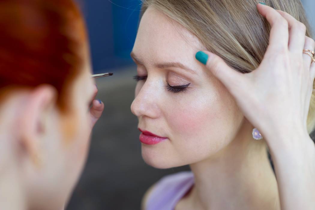 Наносить макияж при неправильном освещении: ошибки макияжа, которые все совершают, и советы визажиста, как их исправить