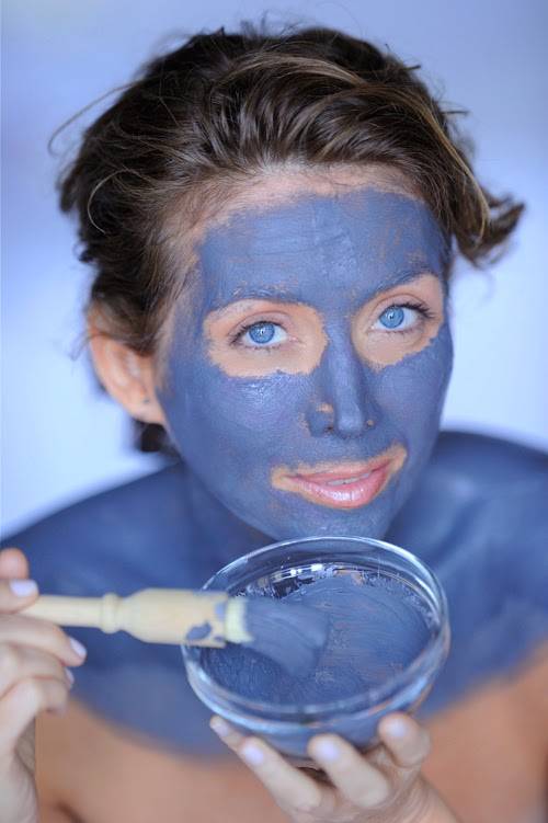 Отбелить кожу, сократить морщины, убрать прыщи — эти и не только свойства голубой глины в устранении косметических недостатков лица