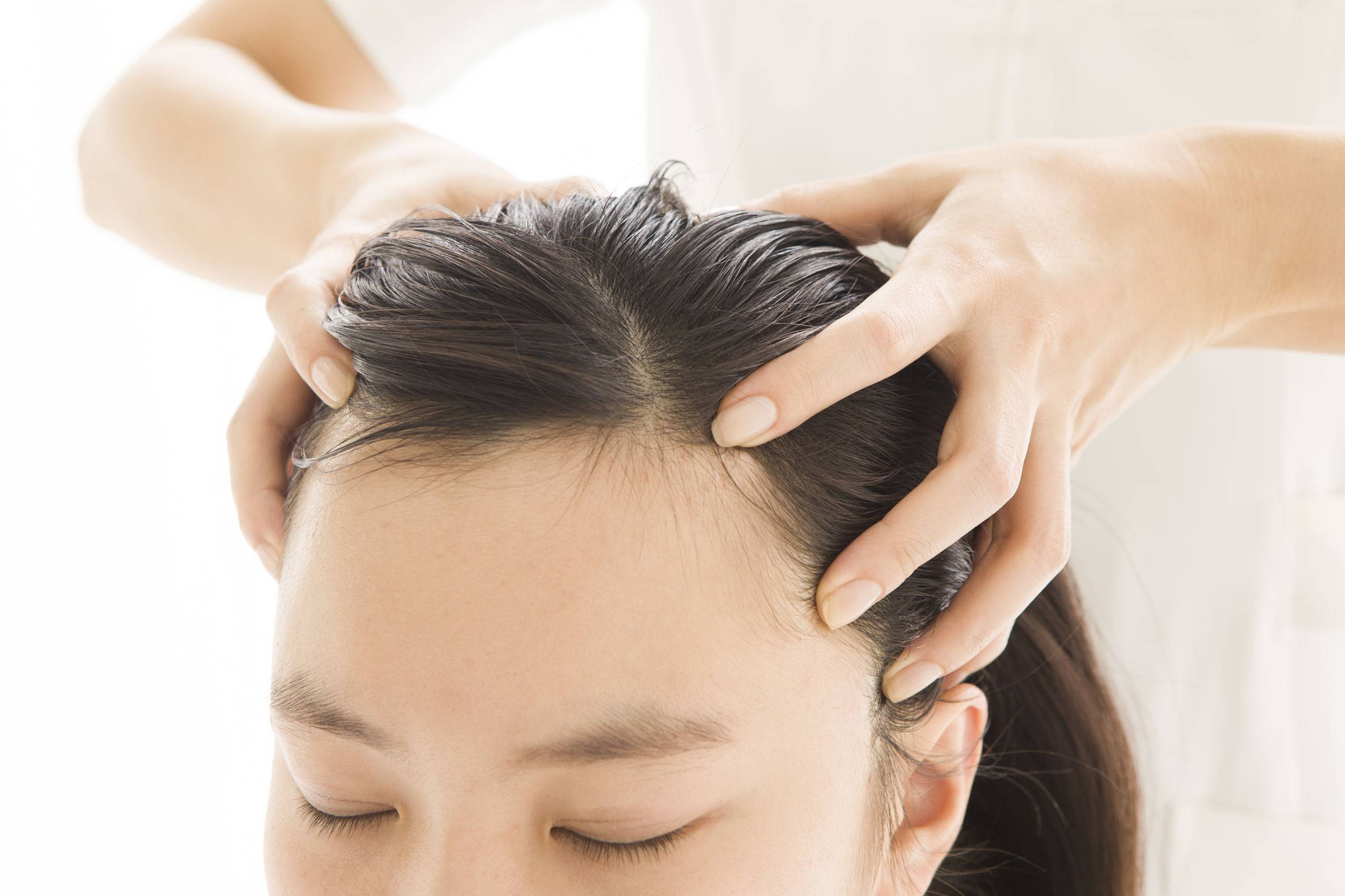 Массаж кожи головы от выпадения волос: техника выполнения