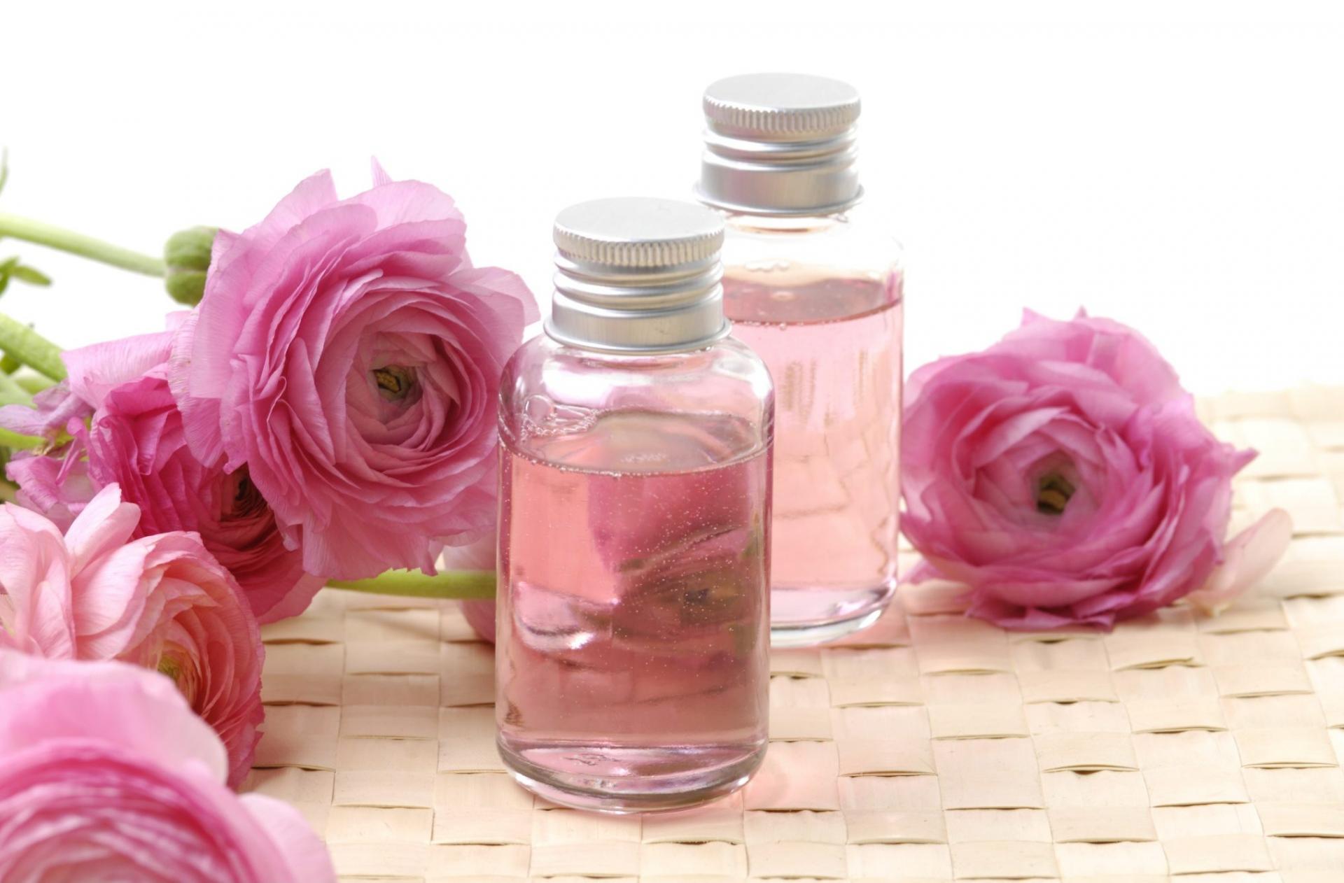 Розовое масло: применение лепестков роз для лица и волос, противопоказания