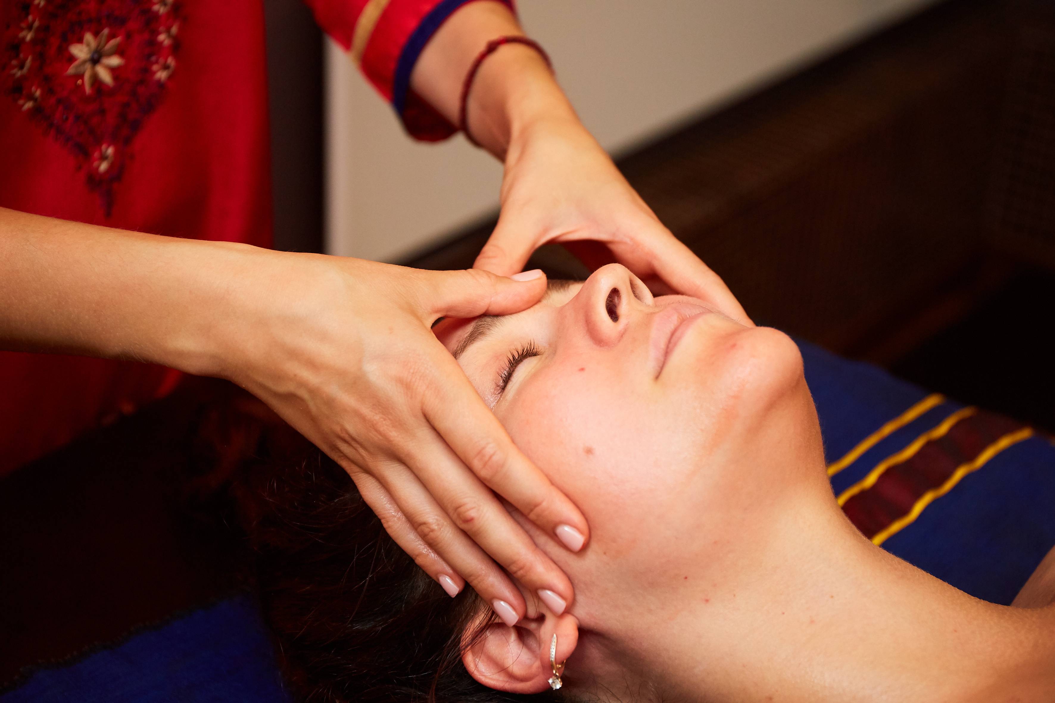Миофасциальный массаж лица, головы, шеи: техника его проведения, показания и противопоказания