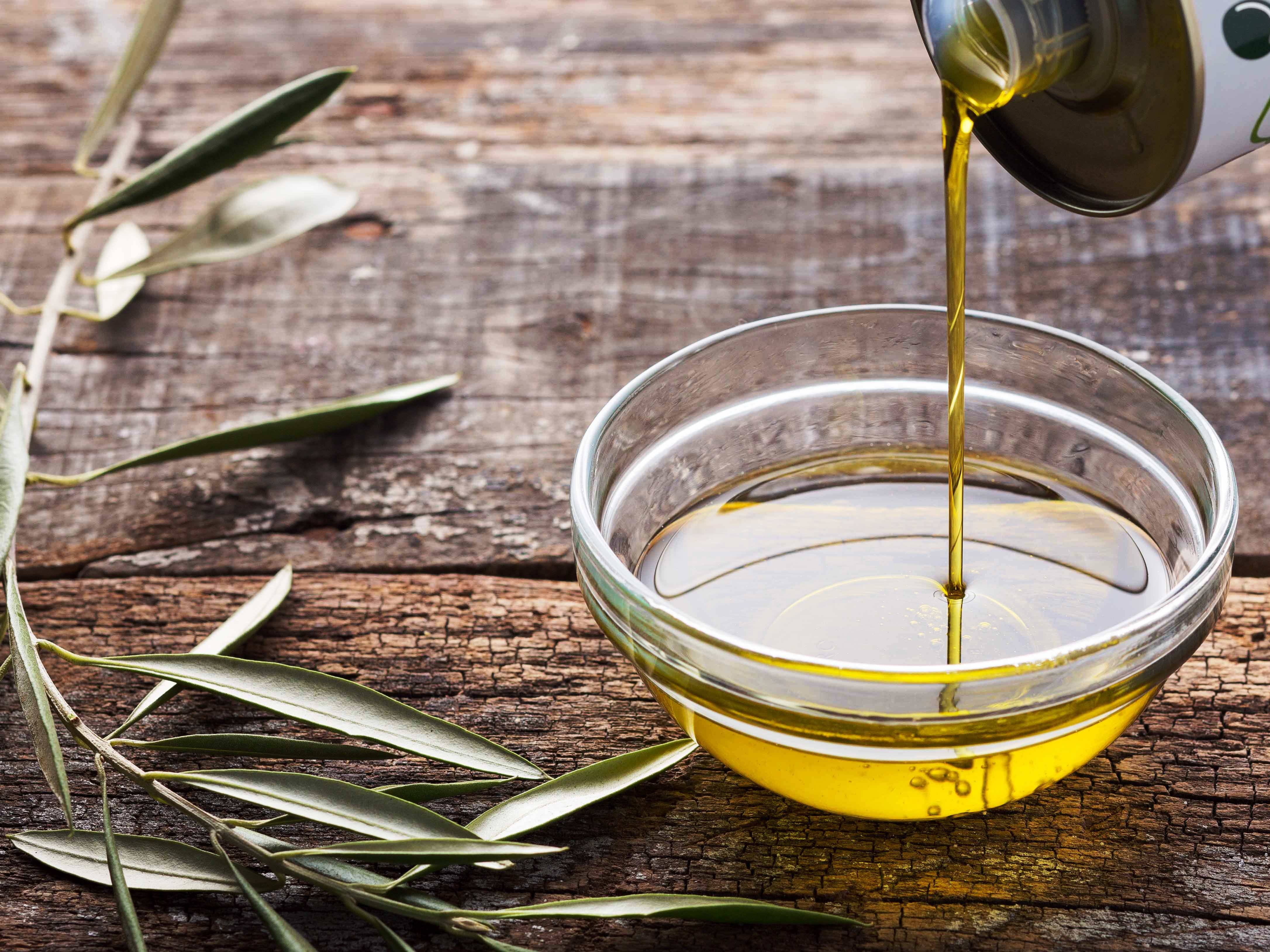 Оливковое масло для лица:  польза, рецепты масок, применение, какое лучше выбрать, можно ли использовать вместо крема