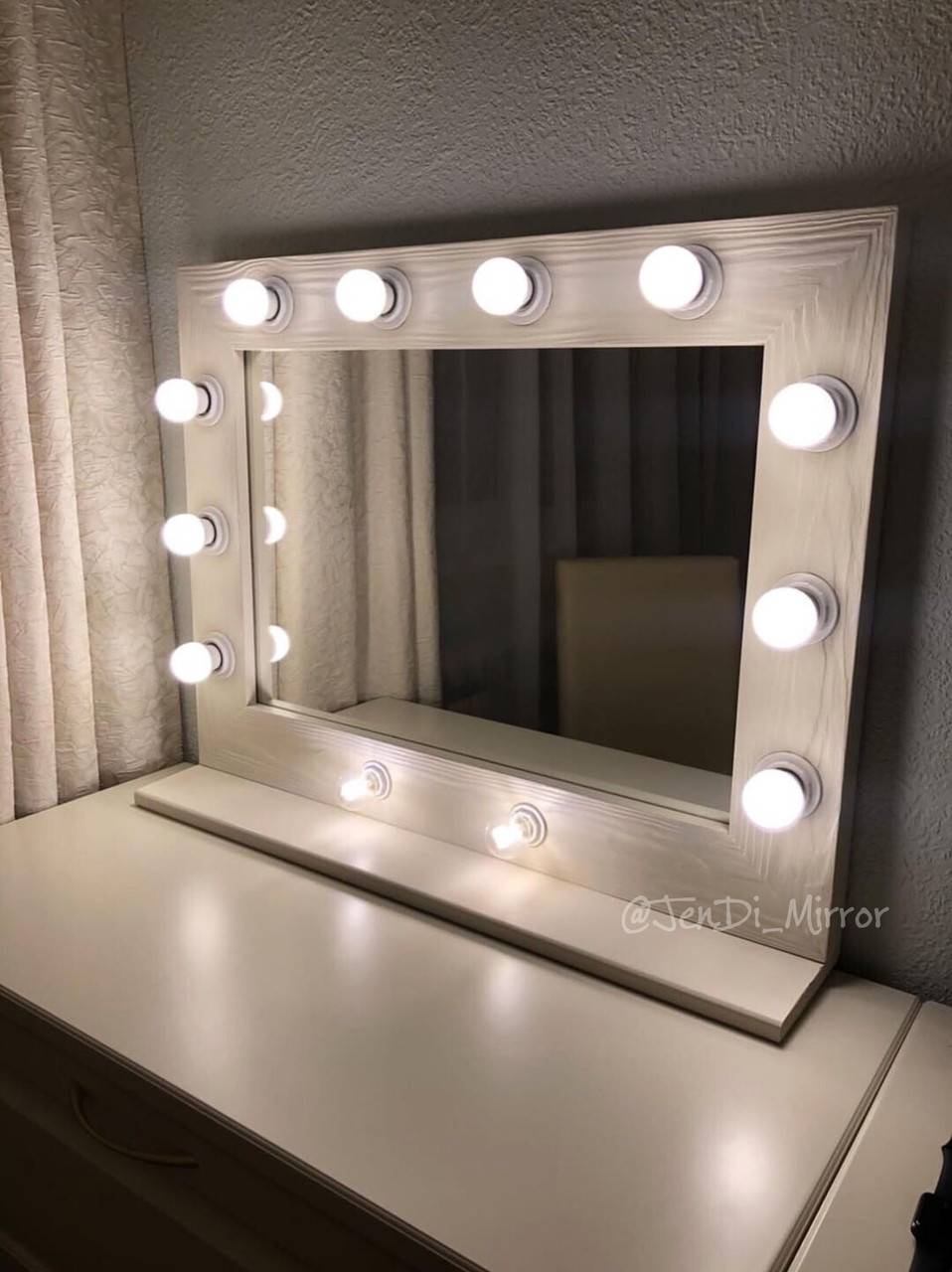 Обзор косметических зеркал – незаменимых вещей для создания идеального макияжа