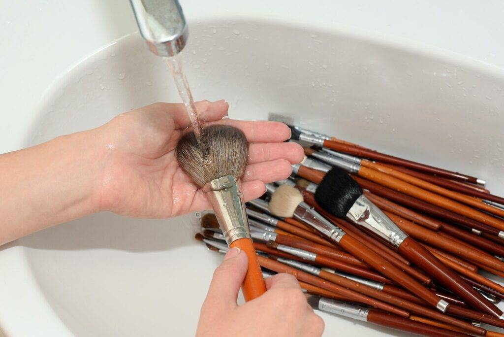Как мыть кисти для макияжа: средства и актуальные советы