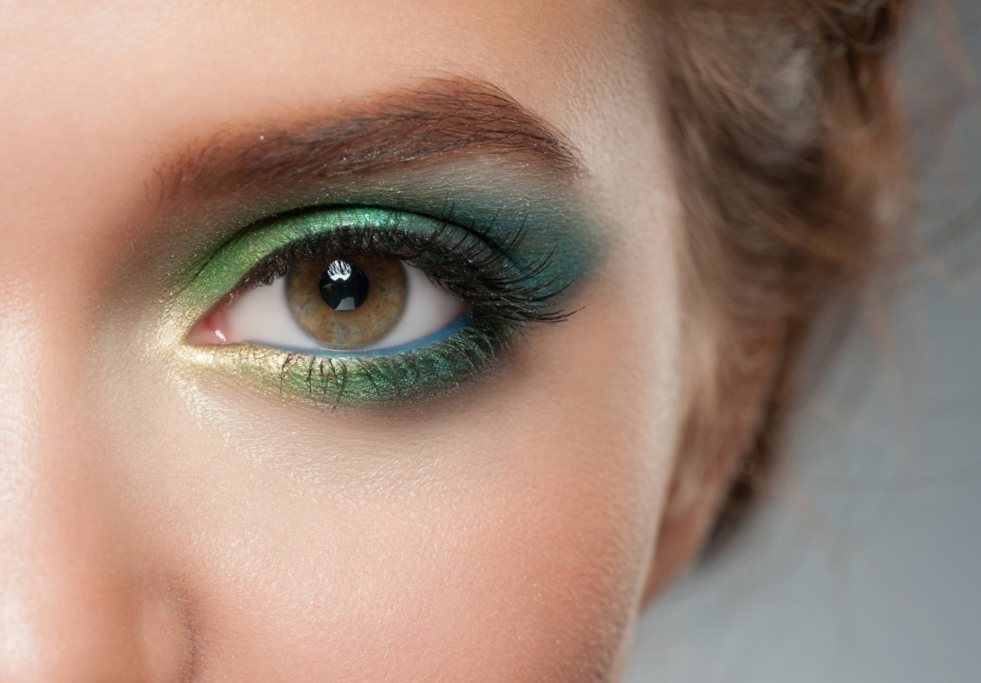 Макияж для голубых глаз и светлых волос к зеленому платью