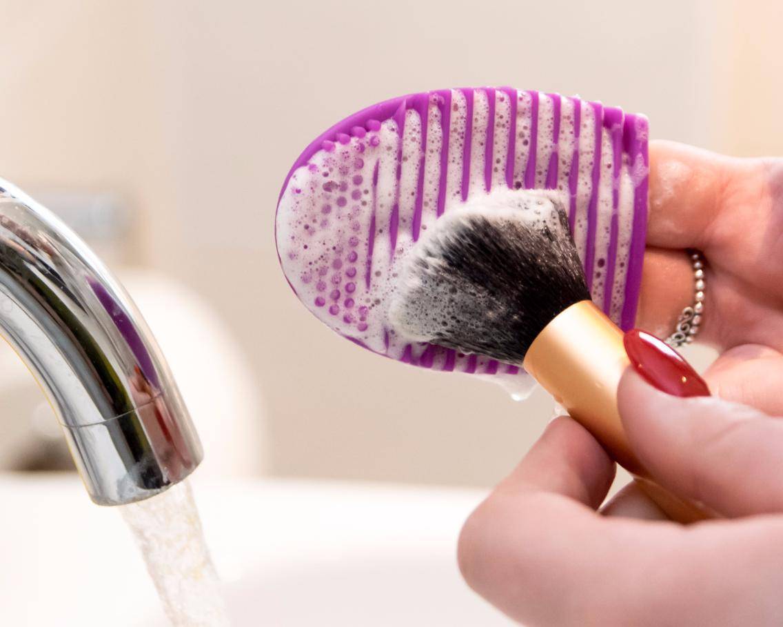 Как мыть кисти и спонжи для макияжа в домашних условиях